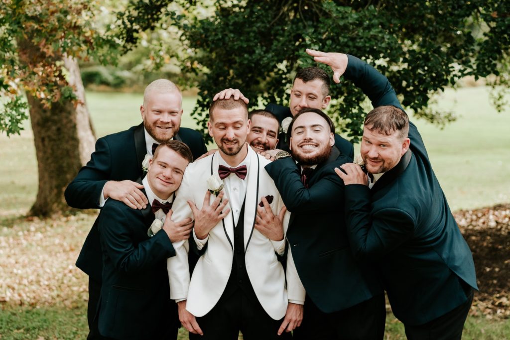 Groosmen tackle groom for funny photo